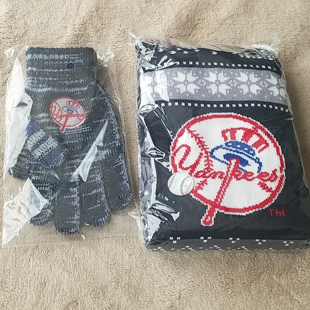 Yankees gloves and scarf